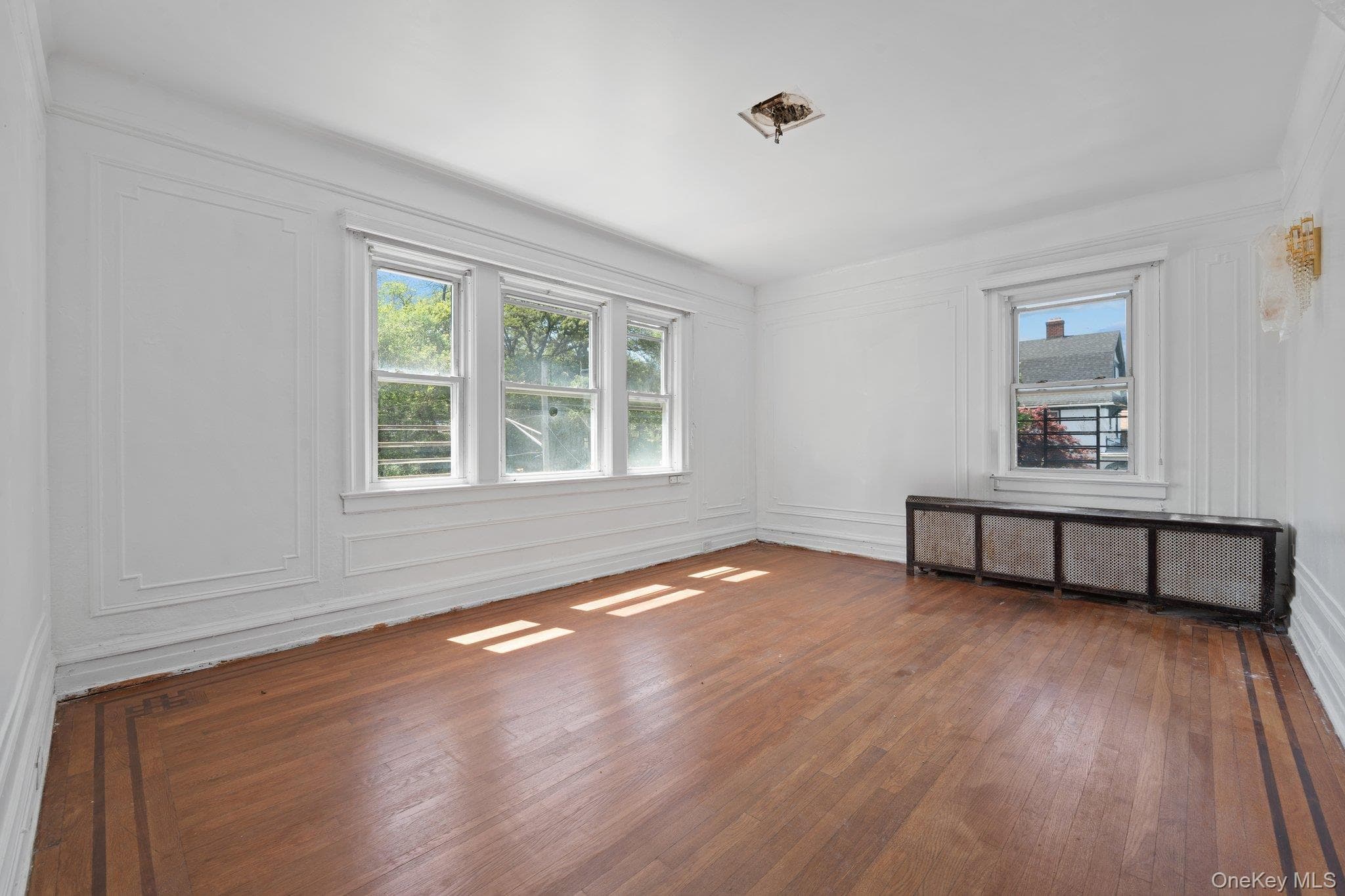 10505 Ditmars Boulevard thumbnail 9