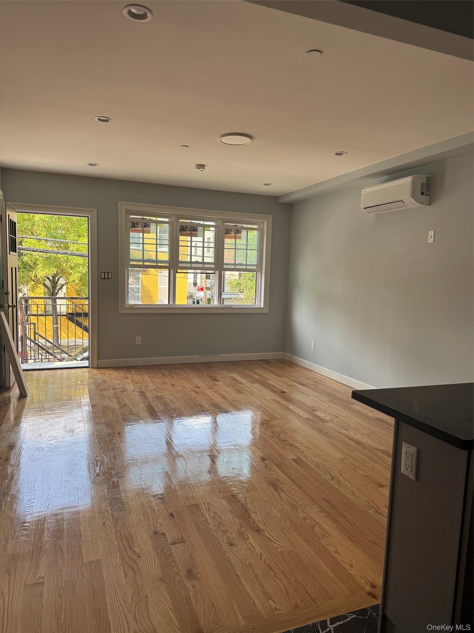 452 Glenmore Avenue thumbnail 5