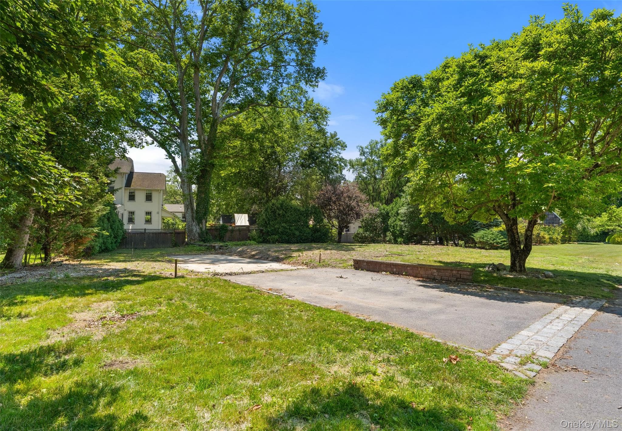 819 The Crescent photo 1