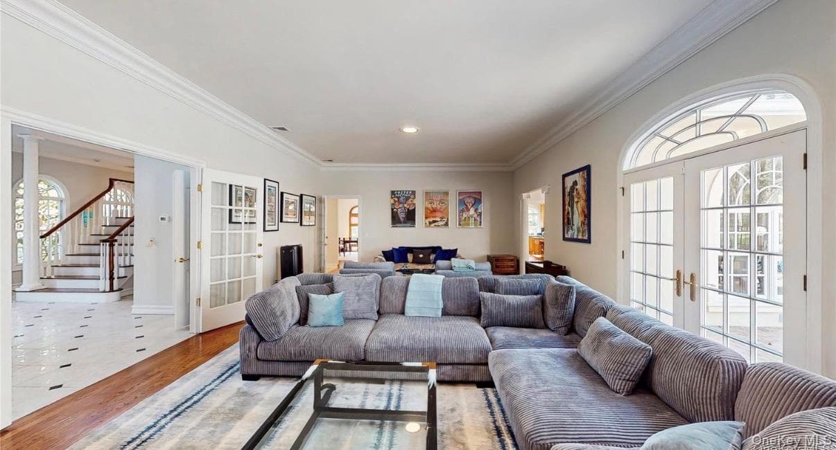 406 Duck Pond Rd thumbnail 4