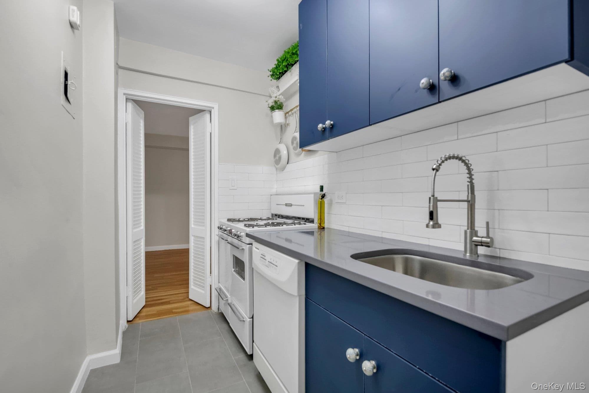 142-05 Roosevelt Avenue Unit: 320 thumbnail 5