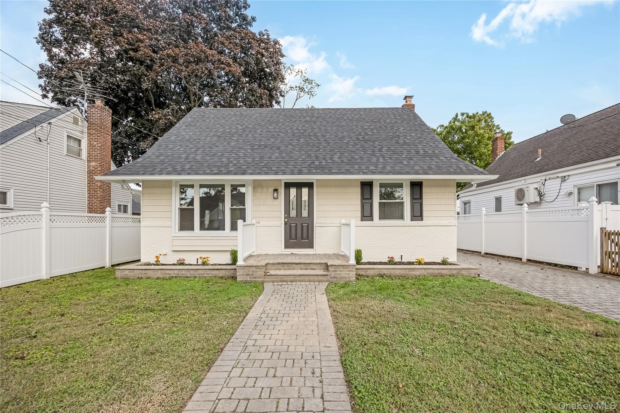200 Raff Avenue, Elmont