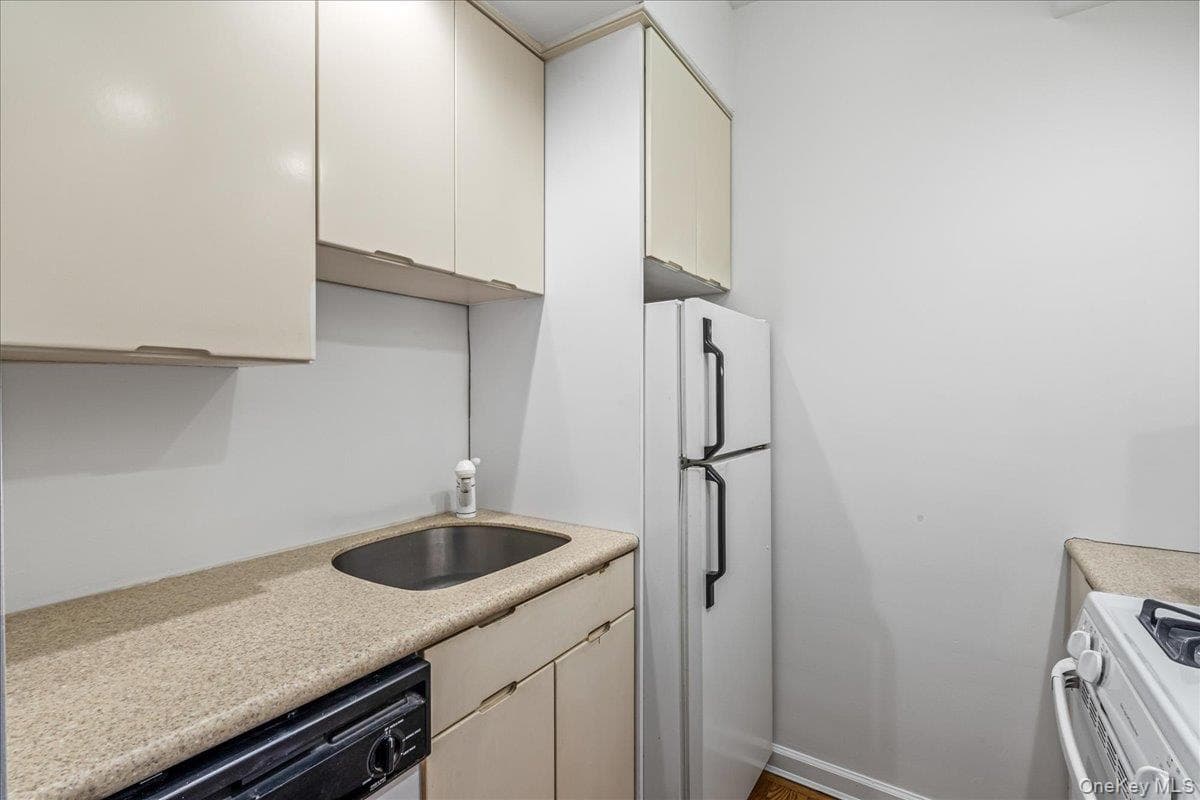18-15 215th Street Unit: 17L thumbnail 14