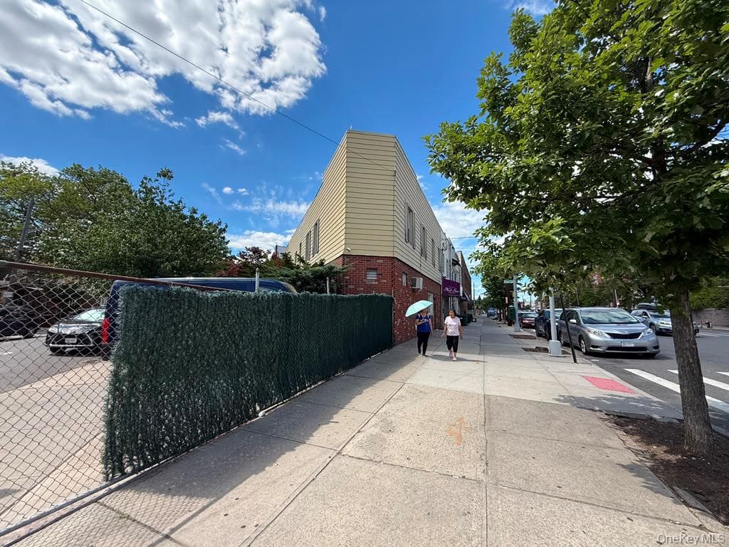 1902 Stillwell Avenue thumbnail 4