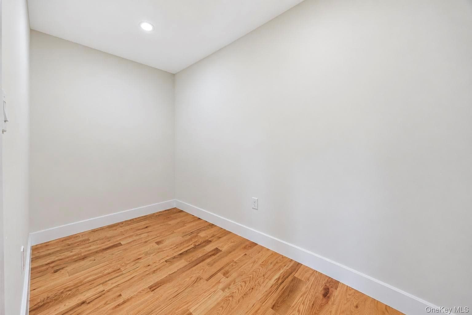 18 Sportsmans Avenue thumbnail 44