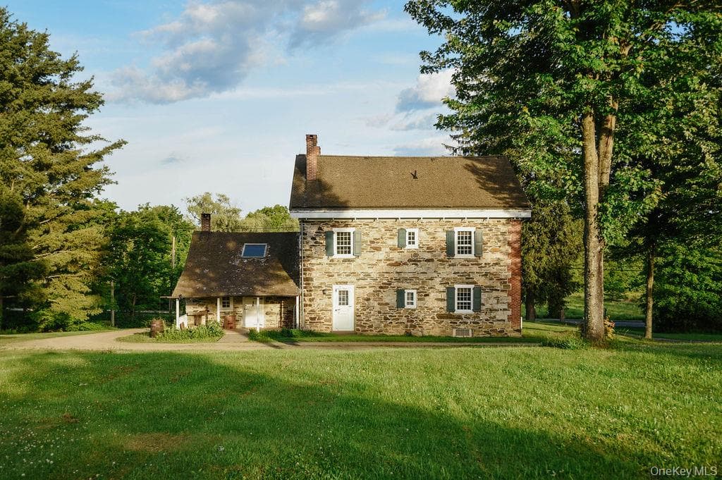 652 Albany Post Road photo 1