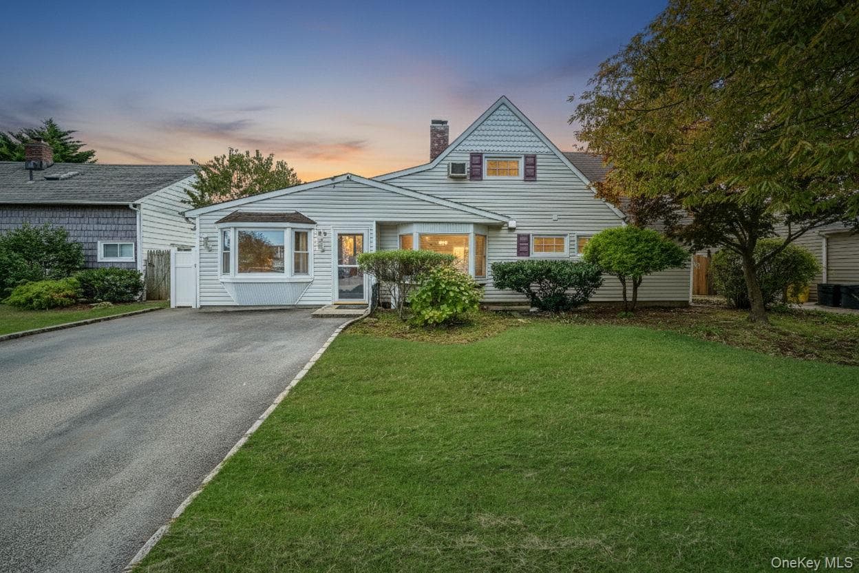 95 Lantern Road, Hicksville