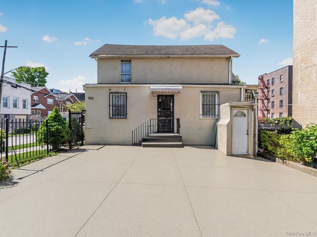 636 E 219th Street thumbnail 16