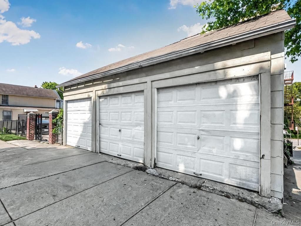 636 E 219th Street thumbnail 22