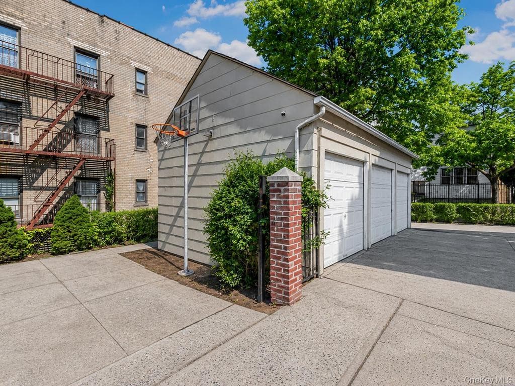 636 E 219th Street thumbnail 18