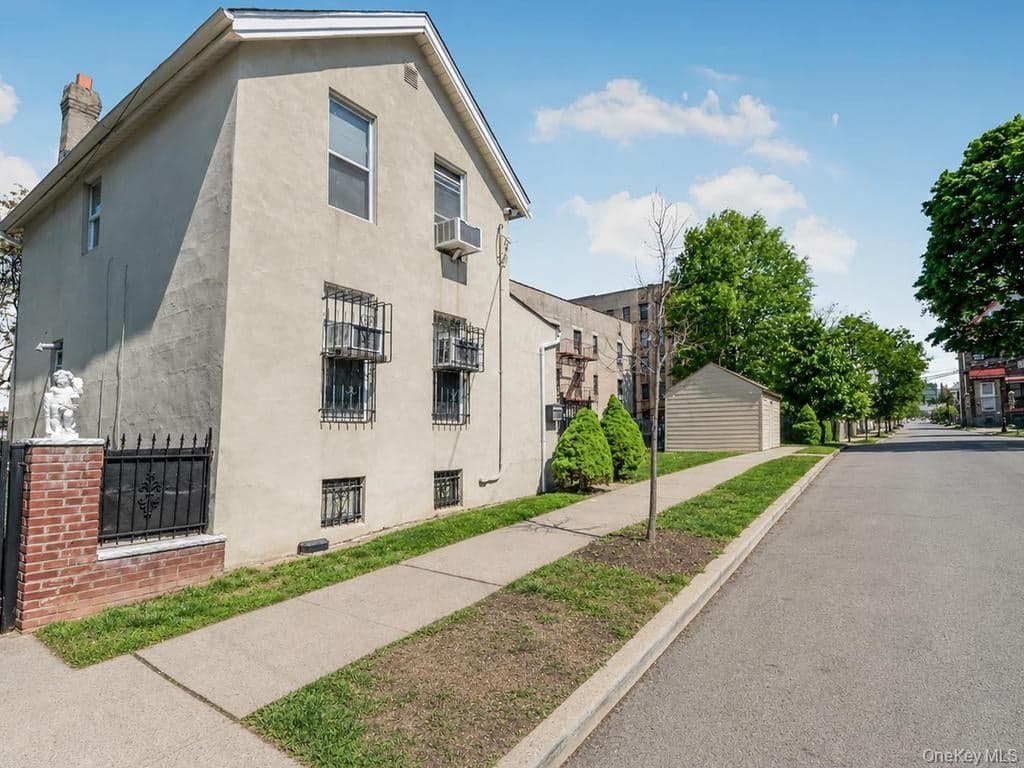 636 E 219th Street thumbnail 23