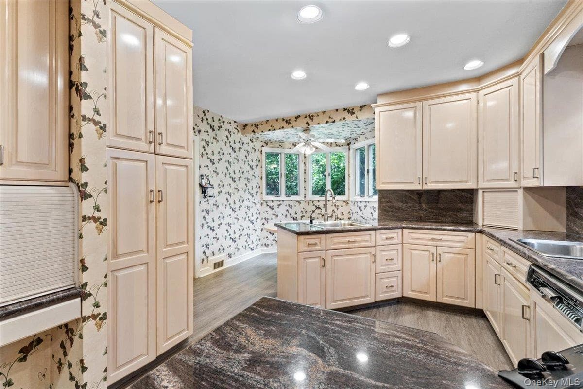 8507 Avon Street thumbnail 12