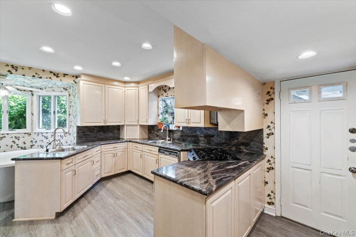 8507 Avon Street thumbnail 11