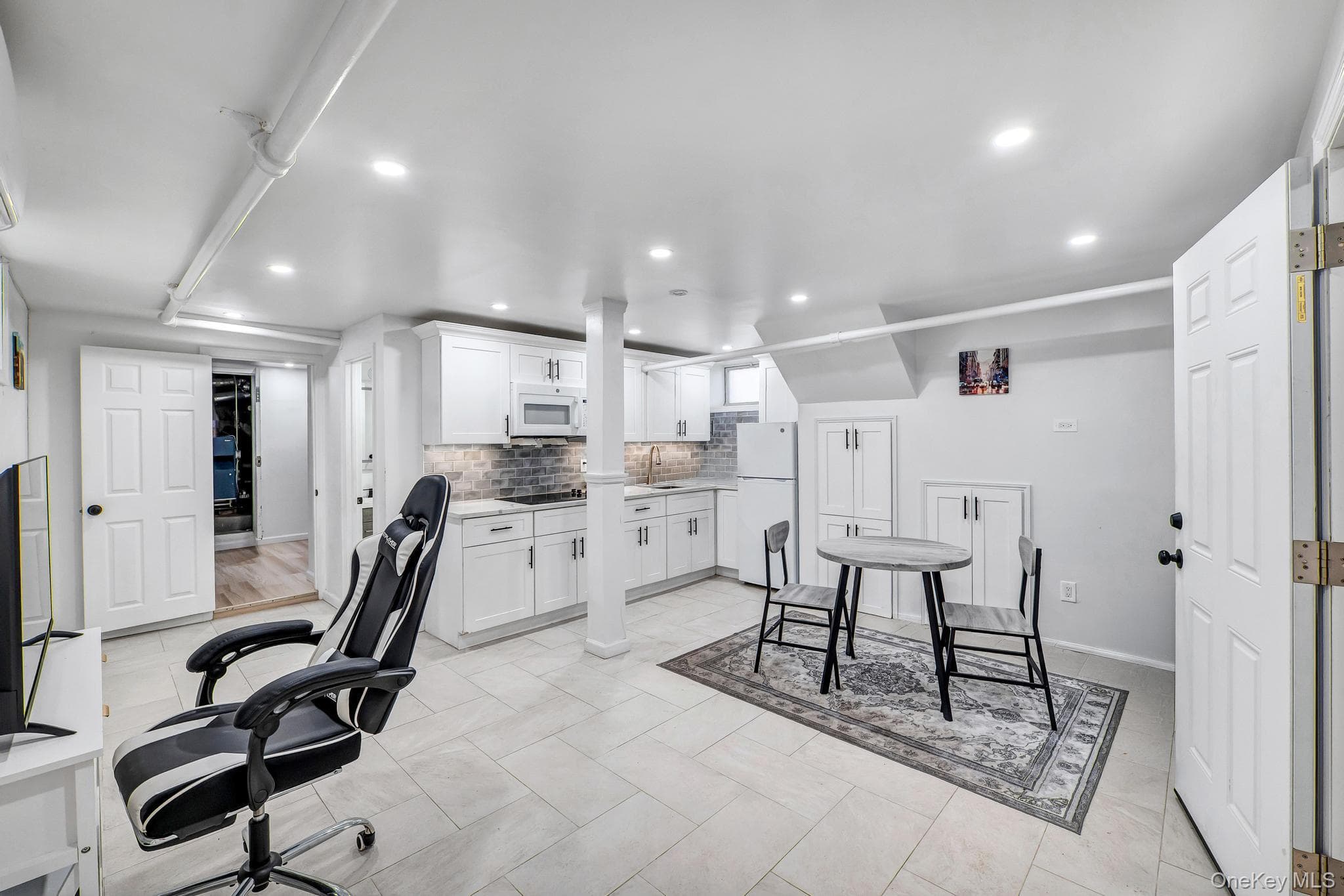 1651 Hering Avenue thumbnail 37