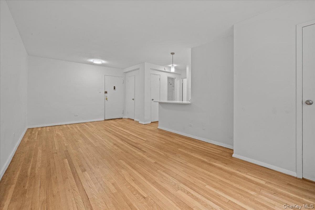 5425 Valles Avenue Unit: 2M thumbnail 3