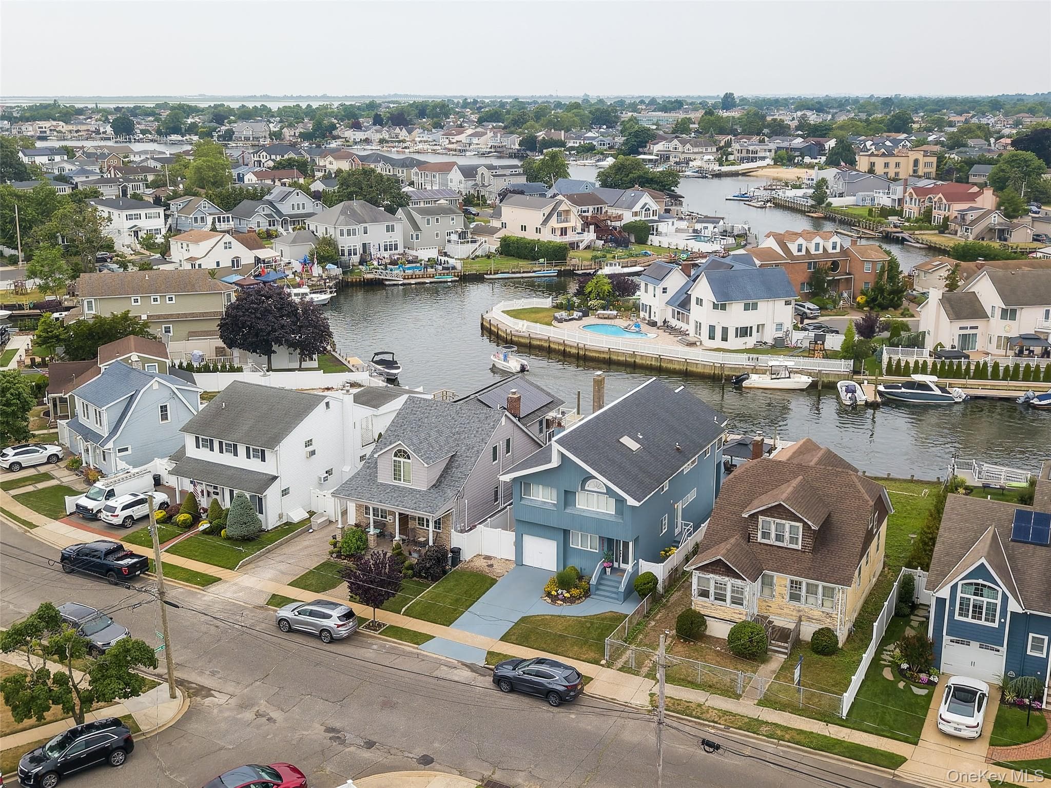 2590 Riverside Drive thumbnail 3