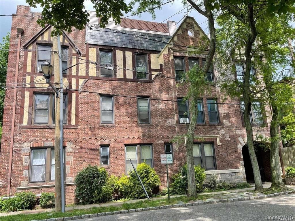 1 Hillside Avenue Unit: 3B, Great Neck