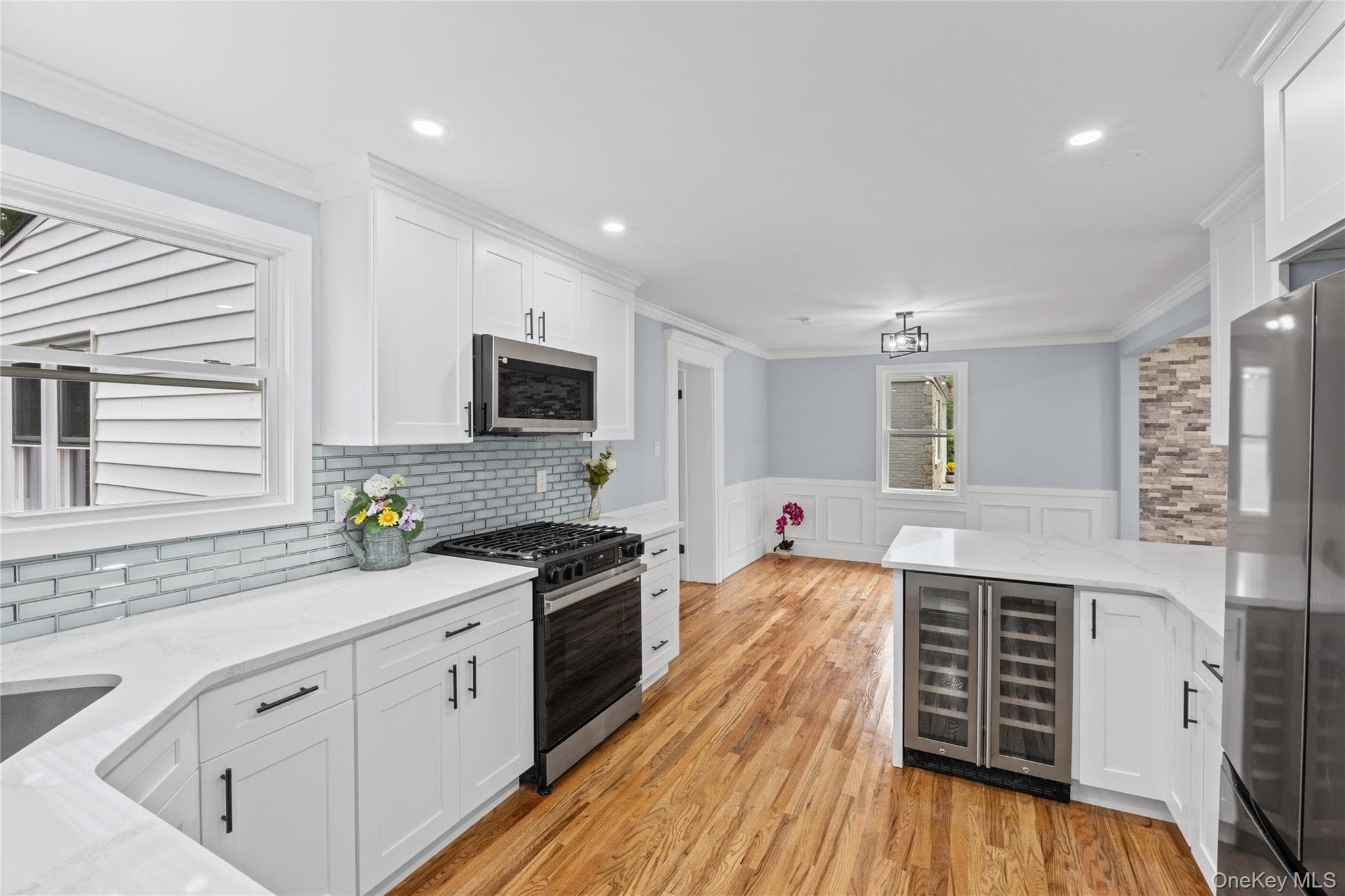 81 Rowe Avenue thumbnail 5