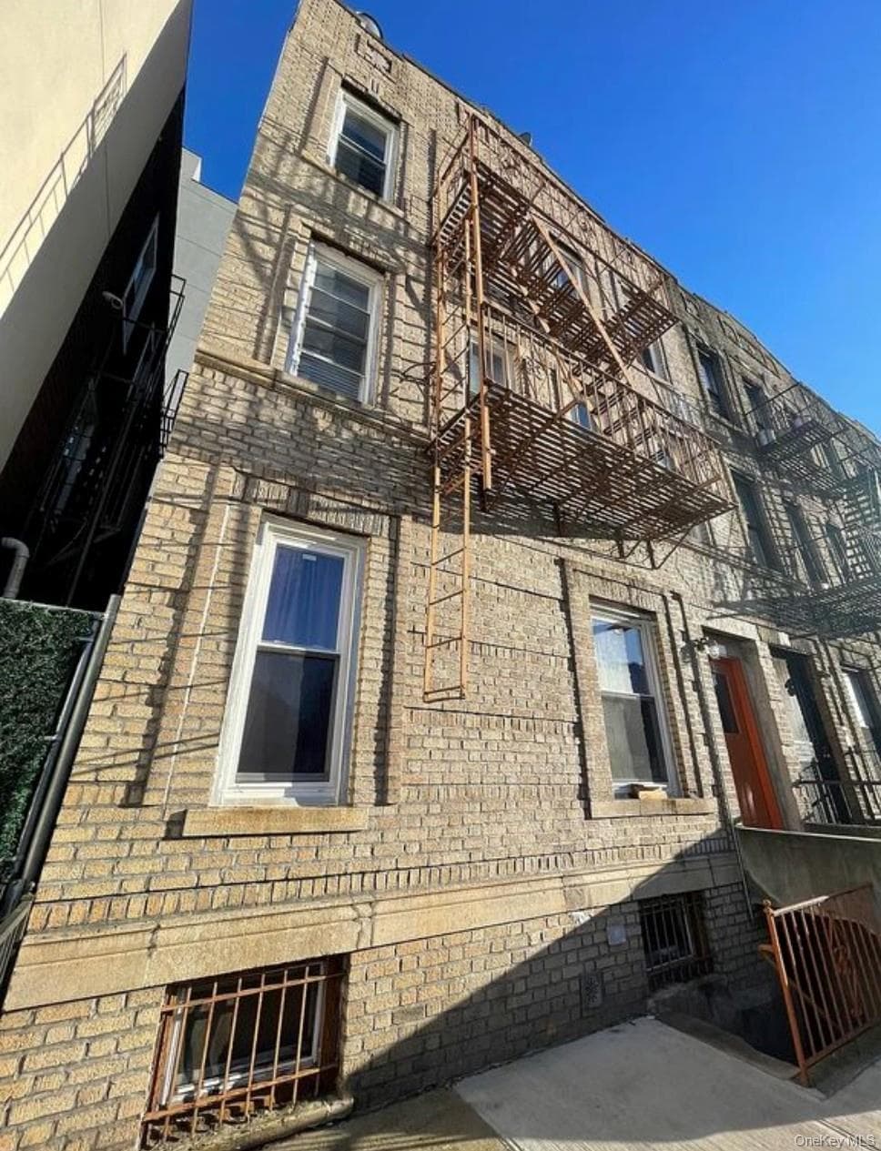 196 Lawrence Avenue photo 1