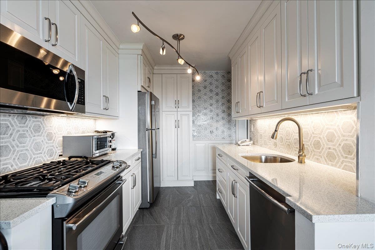 18-15 215th Street Unit: 10D thumbnail 7
