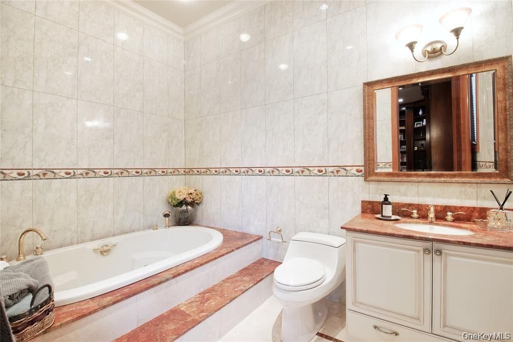 527 Manhasset Woods Road thumbnail 12