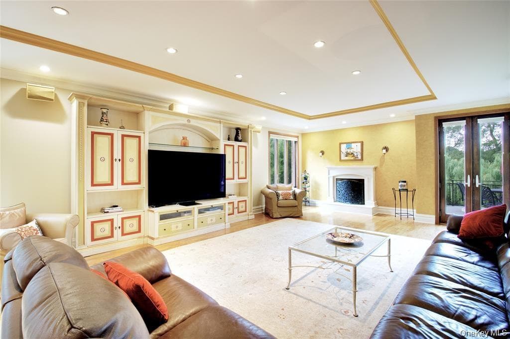 527 Manhasset Woods Road thumbnail 13