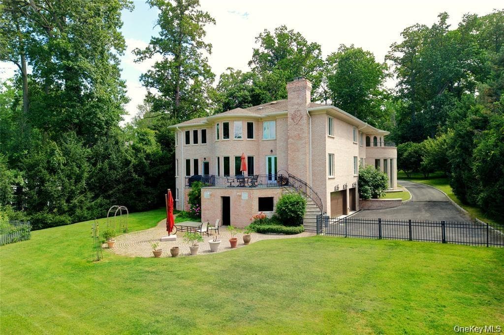 527 Manhasset Woods Road thumbnail 32