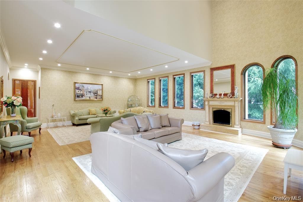 527 Manhasset Woods Road thumbnail 8