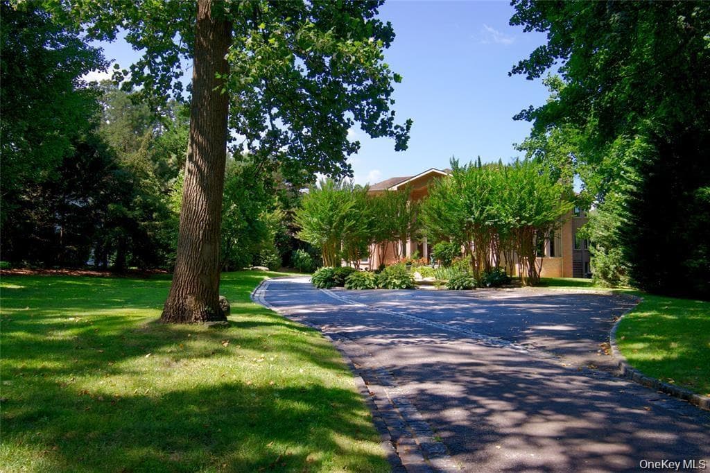 527 Manhasset Woods Road thumbnail 33