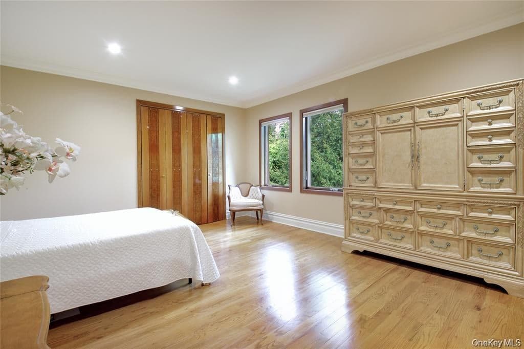 527 Manhasset Woods Road thumbnail 23