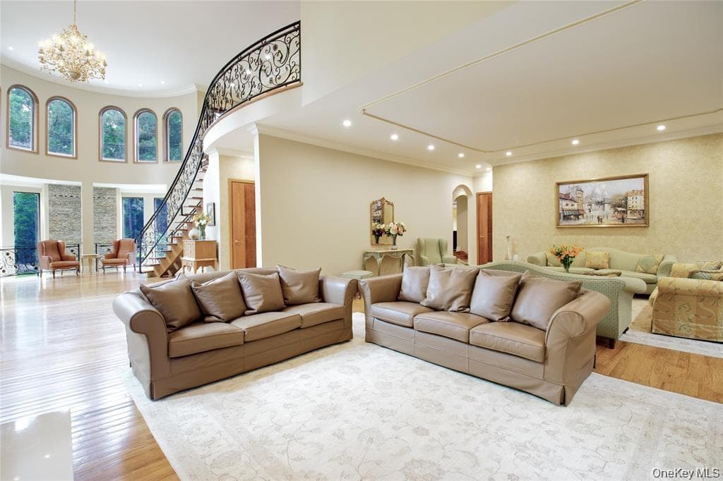 527 Manhasset Woods Road thumbnail 9