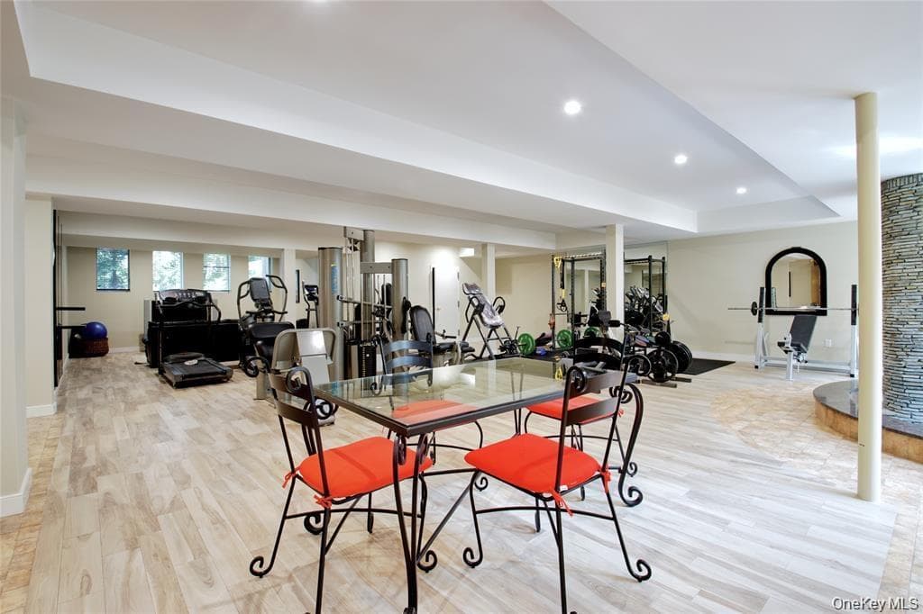 527 Manhasset Woods Road thumbnail 28