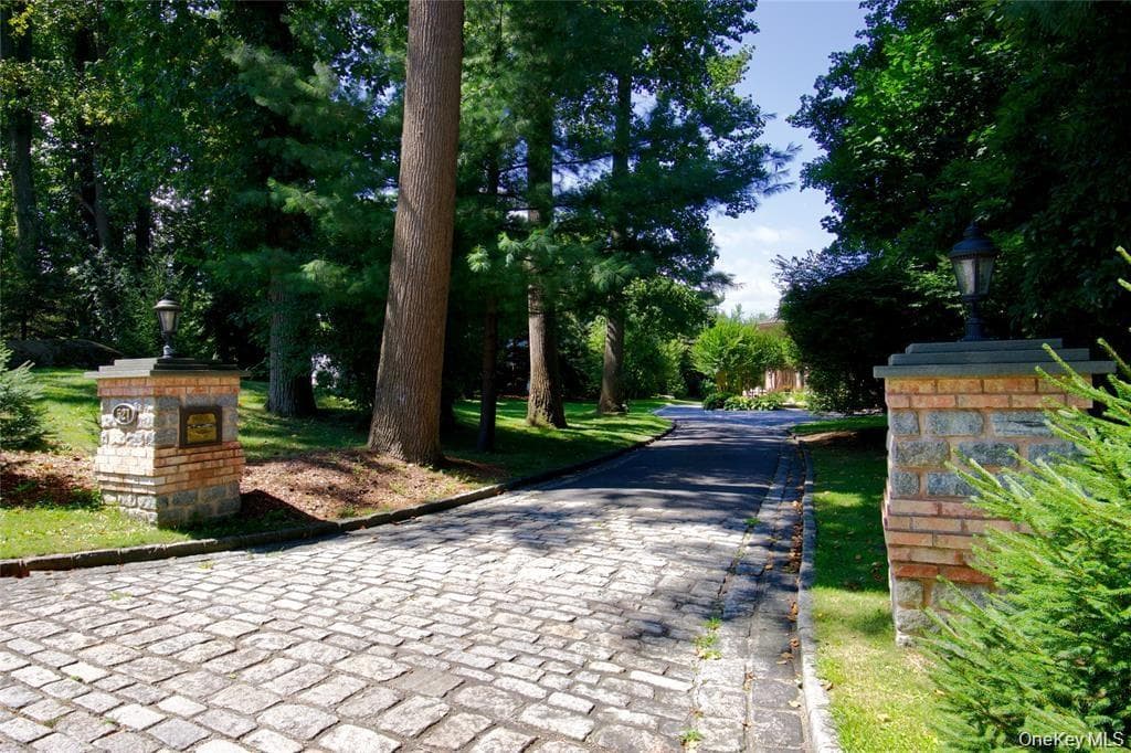 527 Manhasset Woods Road thumbnail 2
