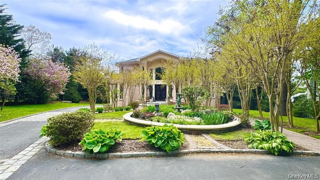 527 Manhasset Woods Road thumbnail 3