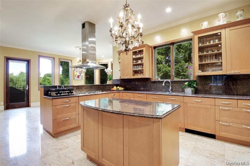 527 Manhasset Woods Road thumbnail 16