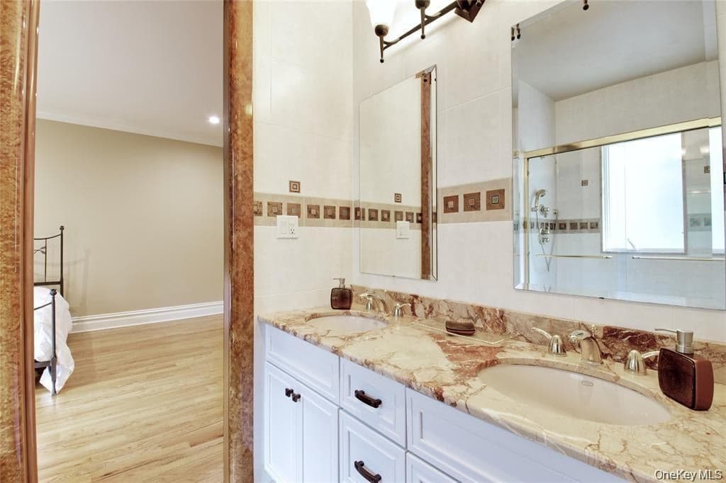 527 Manhasset Woods Road thumbnail 24