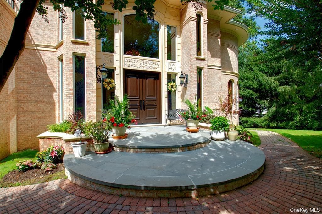 527 Manhasset Woods Road thumbnail 4