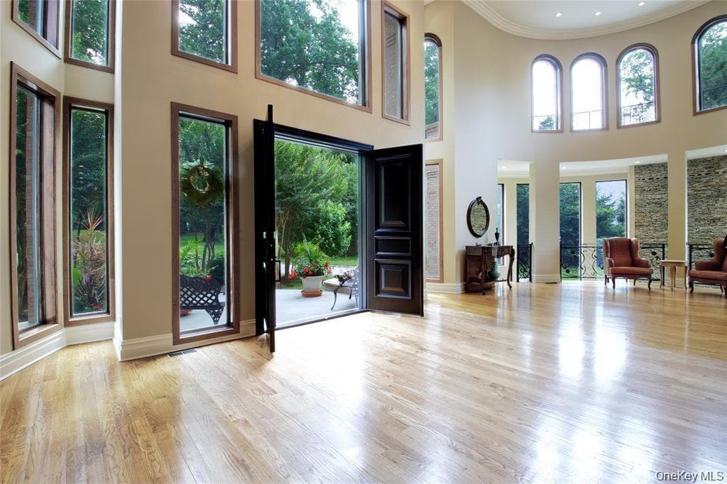 527 Manhasset Woods Road thumbnail 6