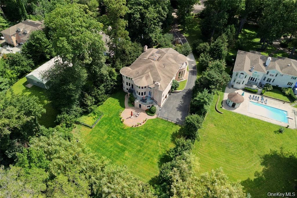 527 Manhasset Woods Road thumbnail 5