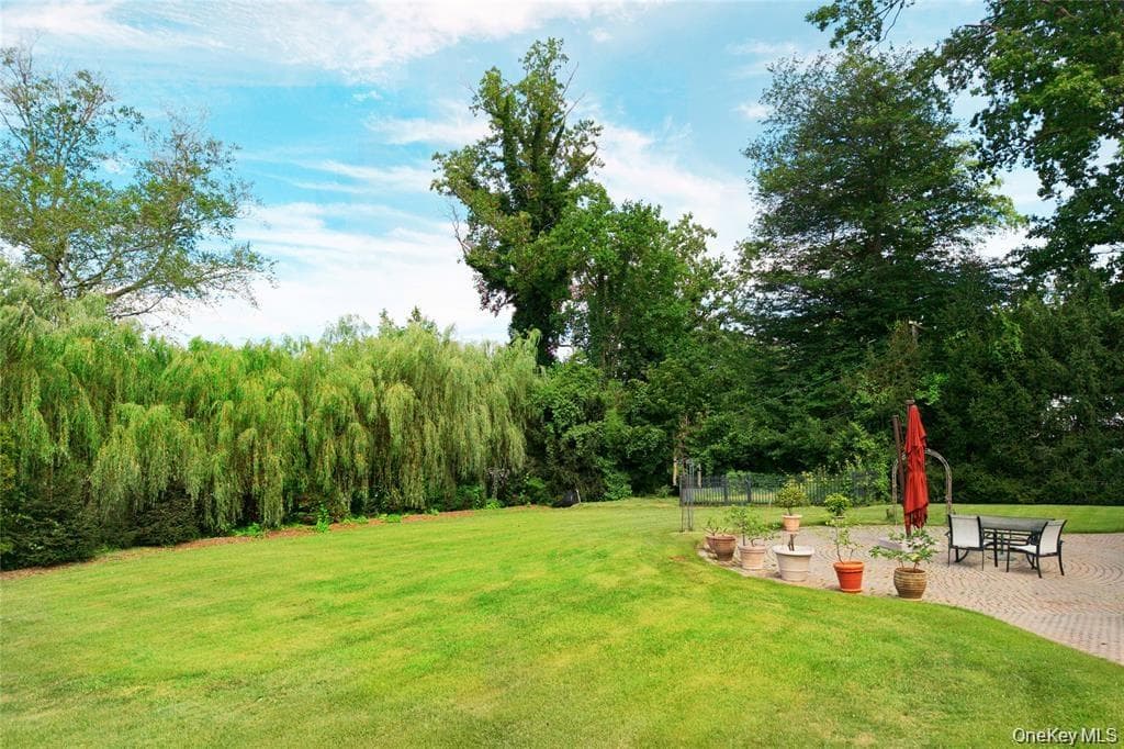 527 Manhasset Woods Road thumbnail 34