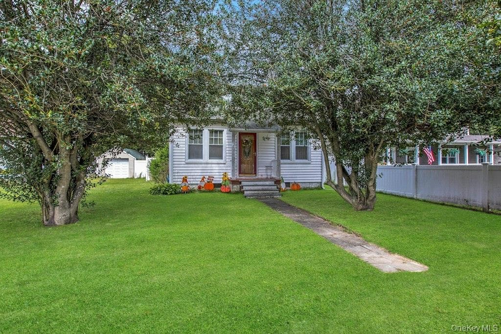 7 Eastover Road, Sayville