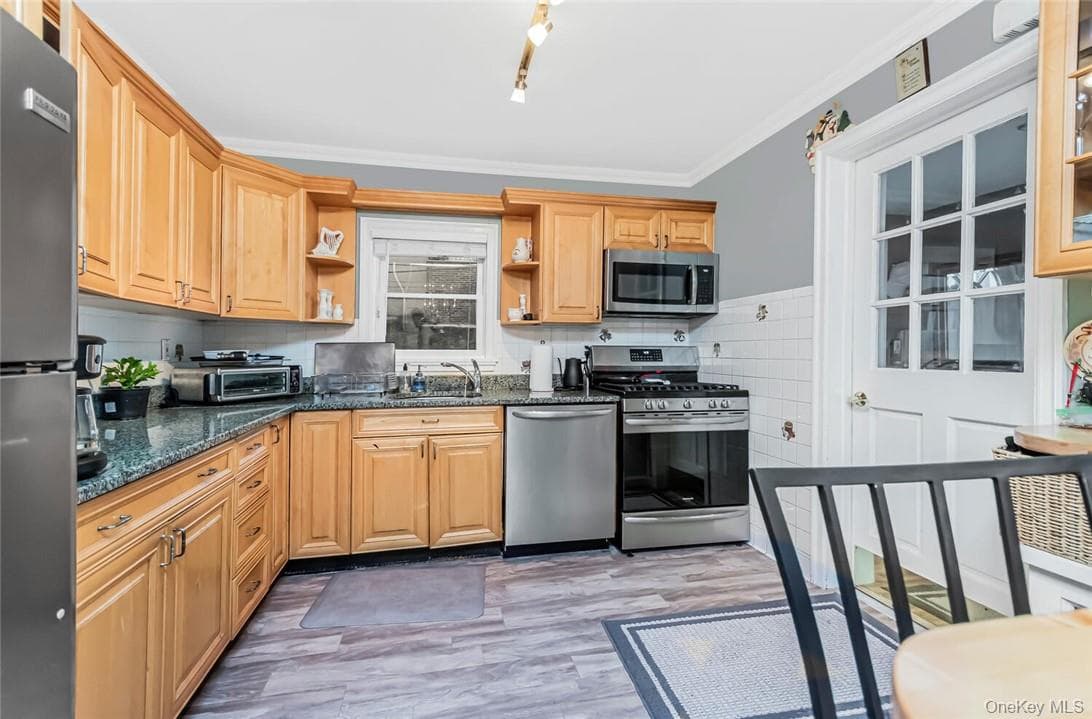 451 W 258th Street thumbnail 7