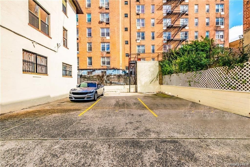 204 W 260th Street thumbnail 16