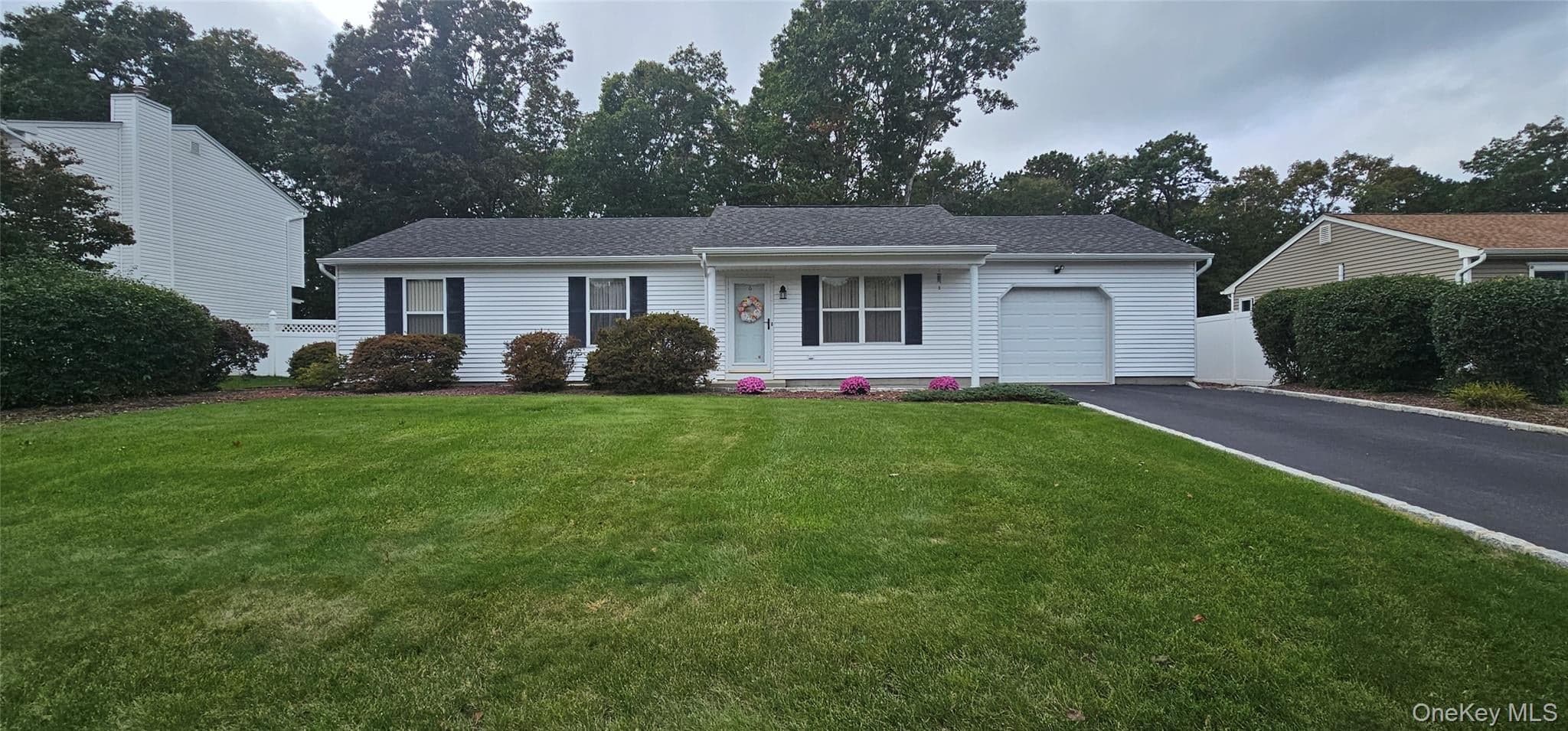 6 Evelyn Court, Manorville