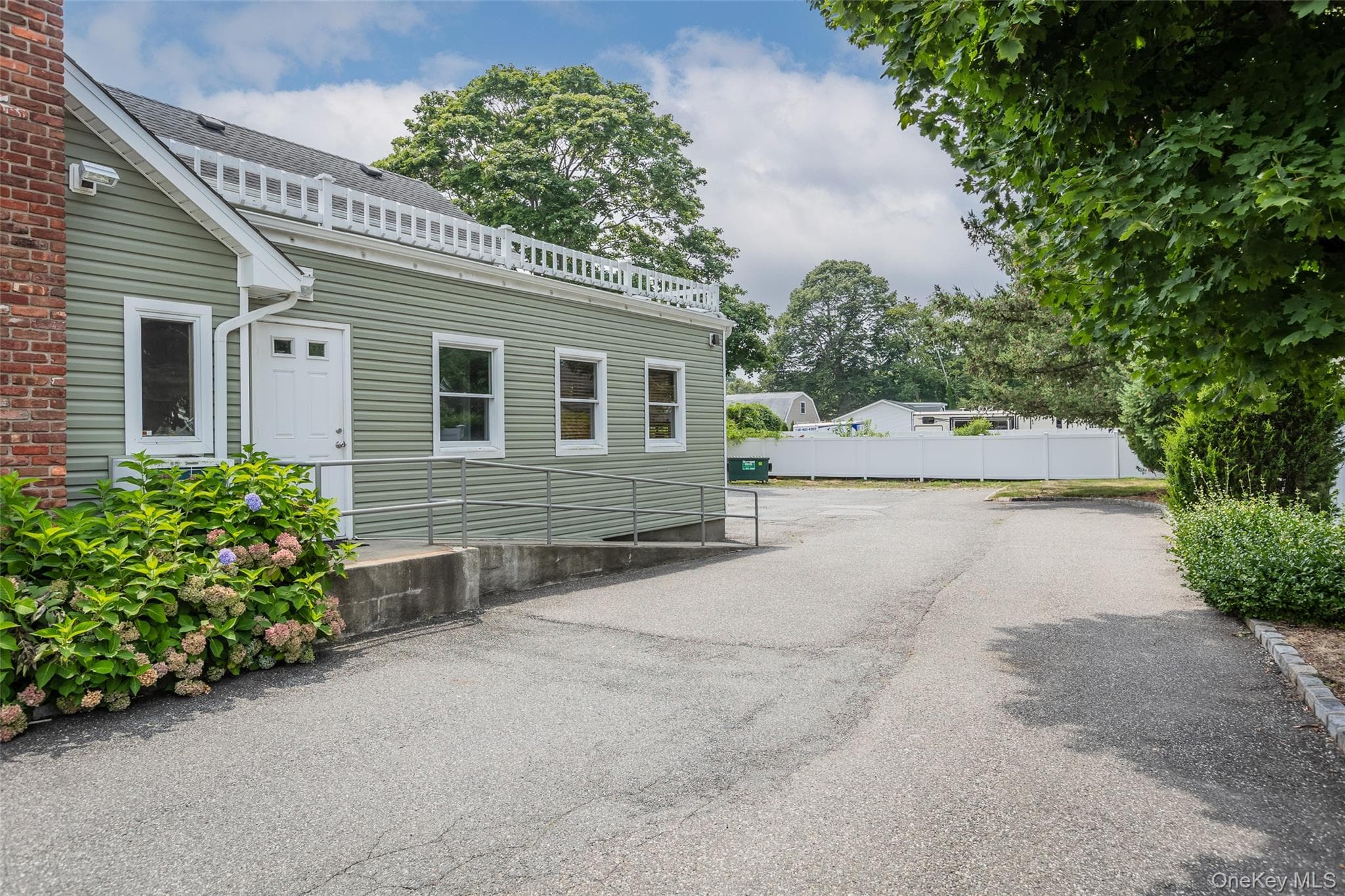 128 Carleton Avenue thumbnail 2