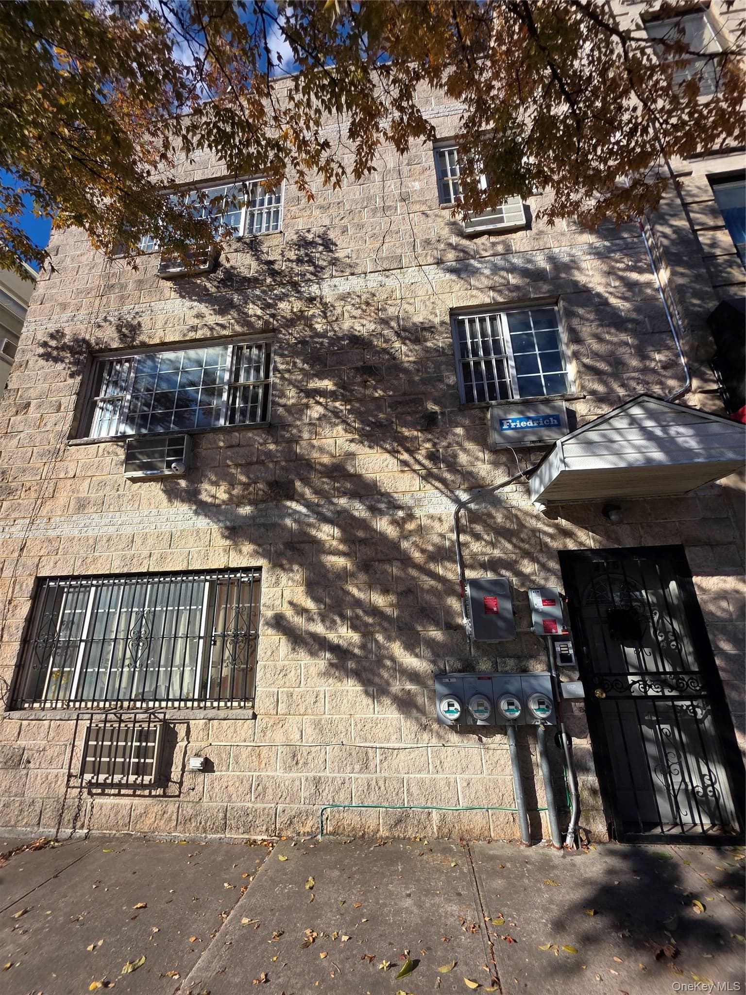 476 Ralph Avenue photo 1