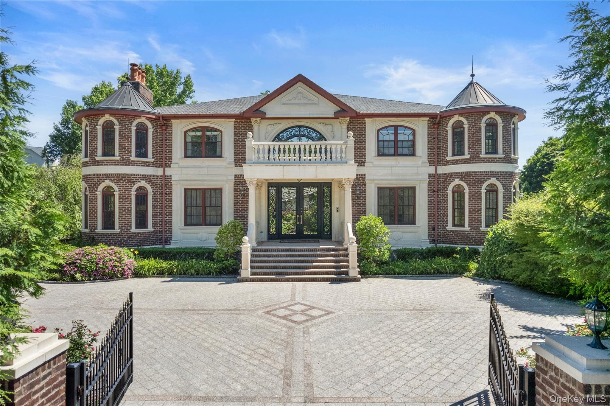 28 Whitney Circle, Glen Cove