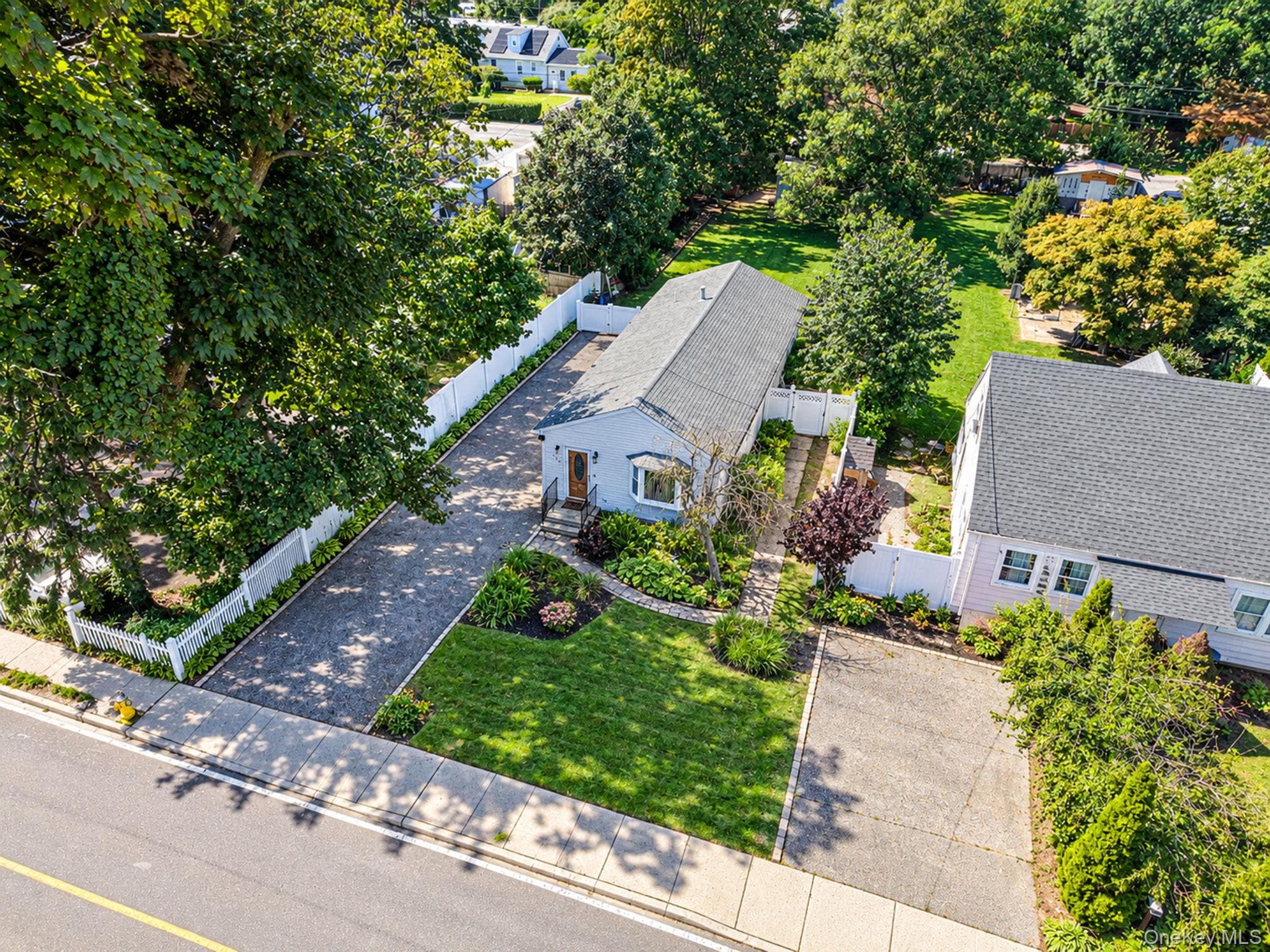 182 Commack Road photo 1