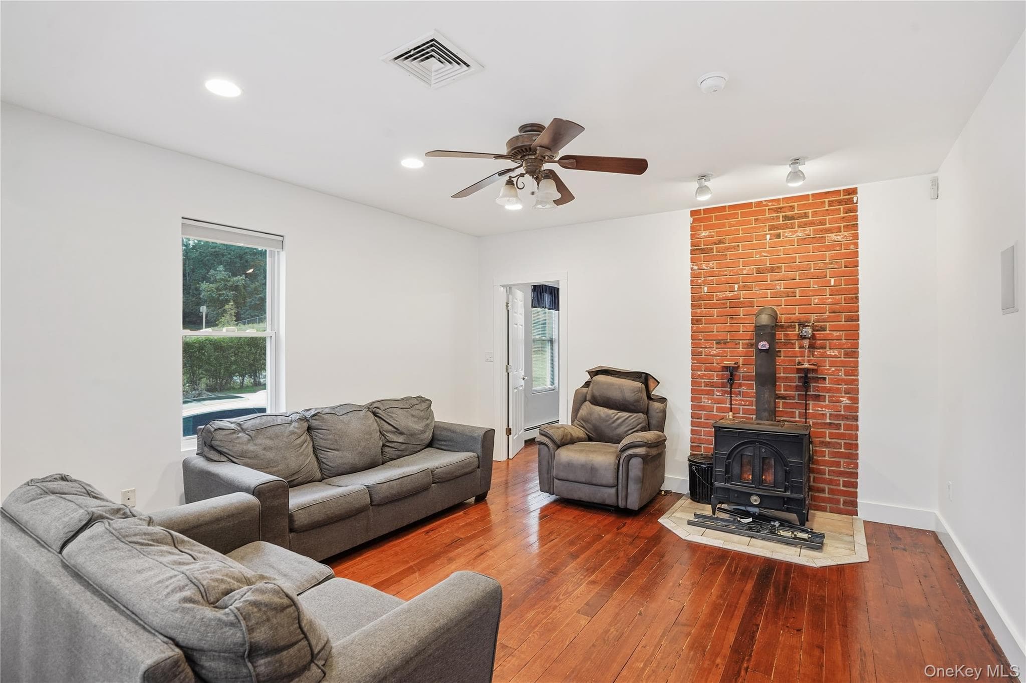 104 Maple Avenue thumbnail 2