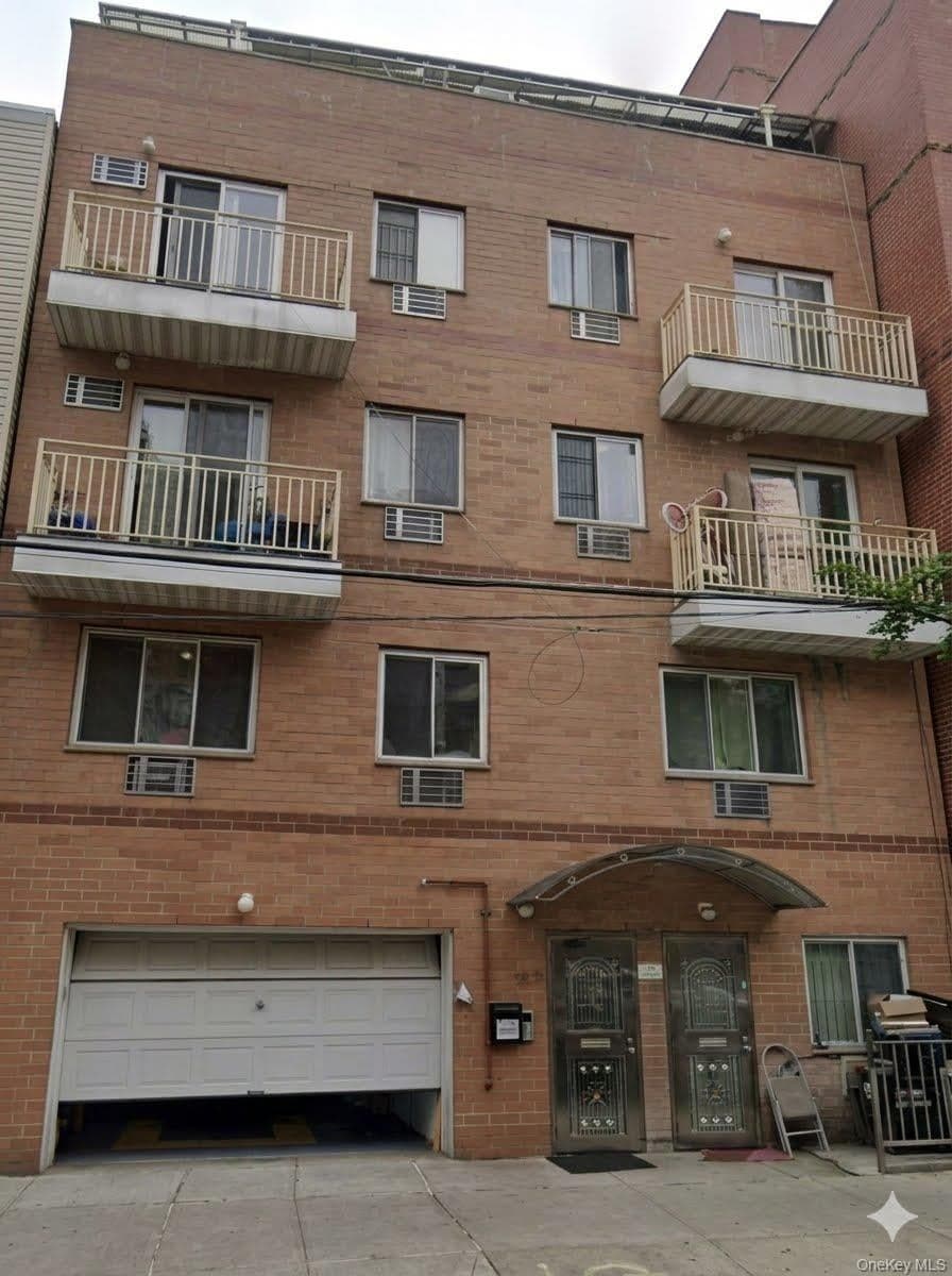35-09 Leavitt Street photo 1